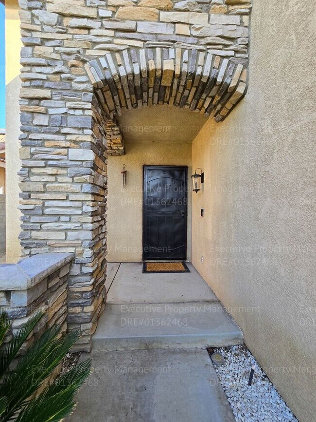 Building Photo - 3 bedroom/ 2.5 bathroom 2 story home.