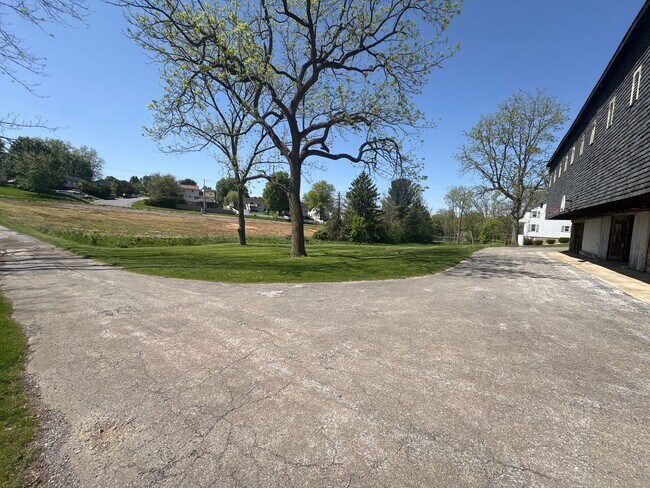 Building Photo - Short Term Lease Only-4 Bedroom 2 Bath Farmhouse, Pond, Acres, Dallastown SD