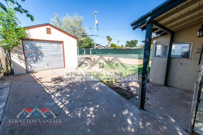 Building Photo - 1324 W Clarendon Ave