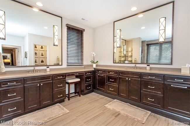 Building Photo - 25925 York Rd