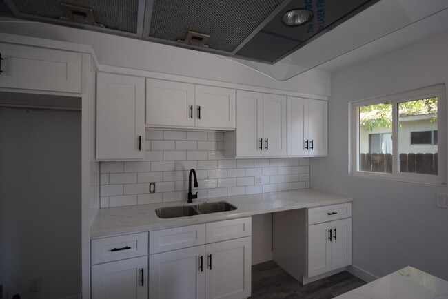 Building Photo - 15950 Hart St