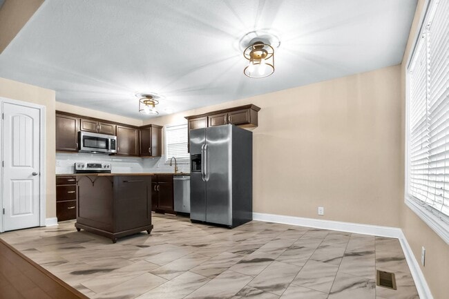 Building Photo - Pet Friendly Three Bedroom!