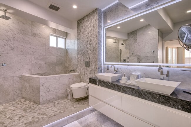 Building Photo - Get Ready for the Boat Parade! Gorgeous Home in Secured High-rise Building With Breathtaking Bay ...