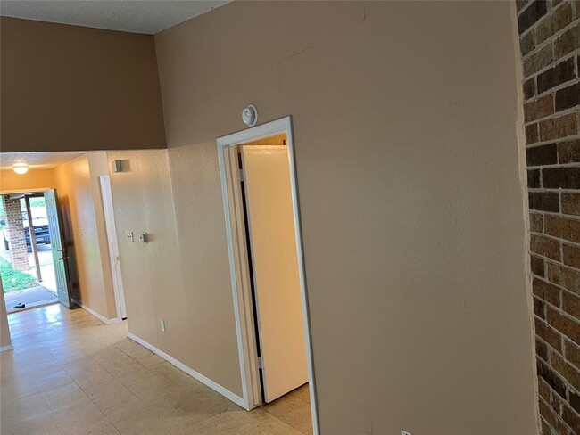 Building Photo - 5006 Coffee Cup Cove