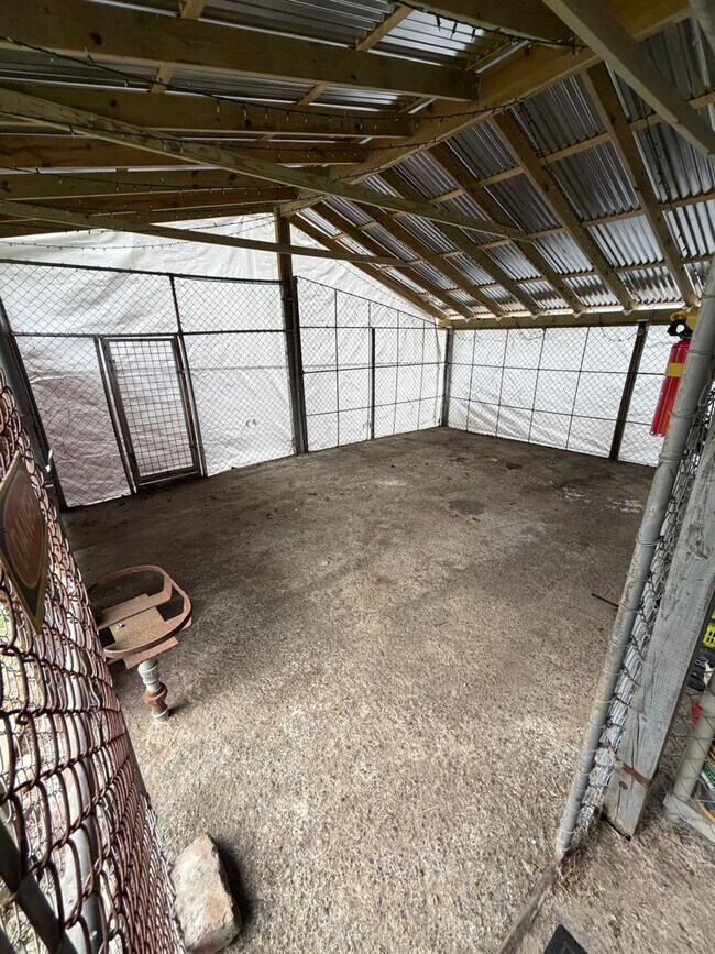 Building Photo - Spacious 4BR in a Quiet, Private Pocket