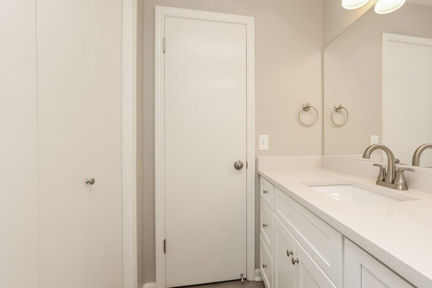 Building Photo - 5173 Roxborough Dr