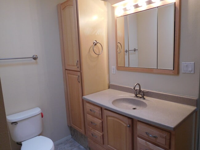 Building Photo - 7401 Branco Dr NE