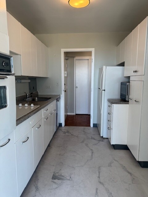 Kitchen view to the door - 5757 N Sheridan Rd