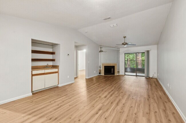 Building Photo - Charming Townhouse Retreat for Rent!