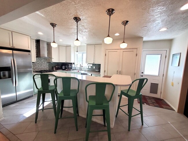 Building Photo - Updated 3 bed 2 bath near UPTOWN! Don't Miss out! Hardwood Floors!