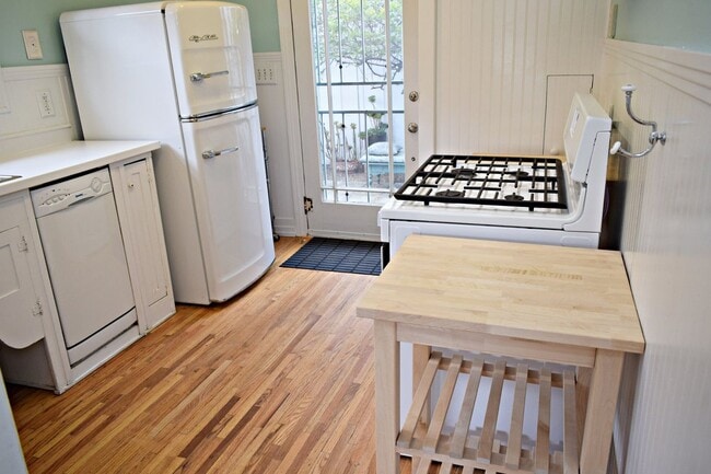 Building Photo - University Heights- Charming 2BR 1BA Craft...