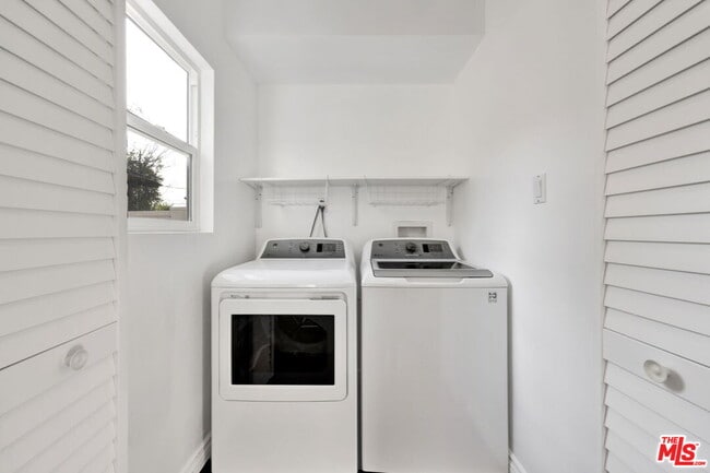 Building Photo - 6323 Farmdale Ave