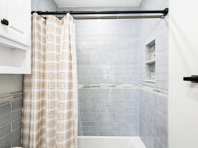 Building Photo - 4751 NE 4th Ave