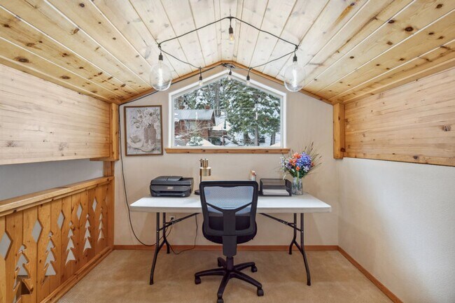 Building Photo - 10694 Laurelwood Dr
