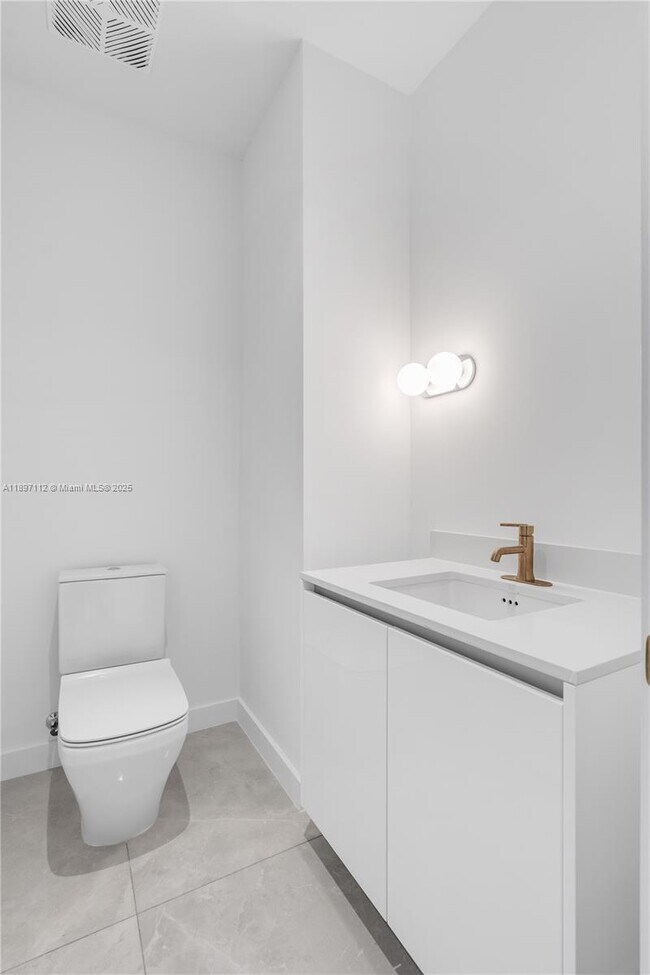 Building Photo - 2655 S Bayshore Dr