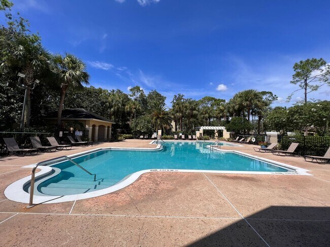Building Photo - Spacious 1/1 condo!