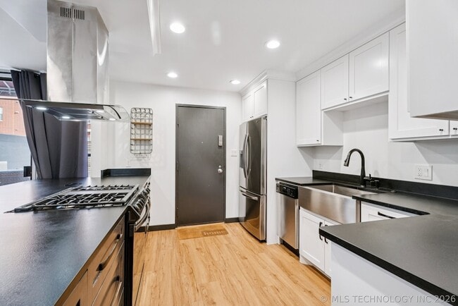 Building Photo - 410 W 7th St