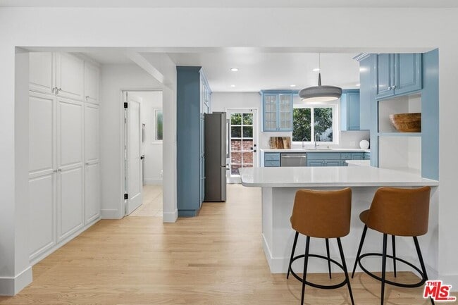 Building Photo - 864 Bienveneda Ave