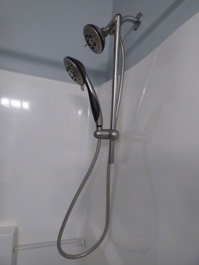 Building Photo - Lovely, Spacious 4 BR House! Vaulted Ceili...