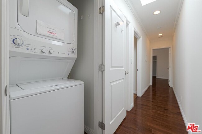 Building Photo - 809 N La Jolla Ave