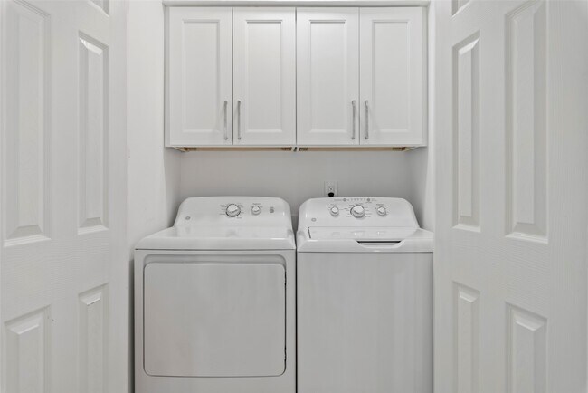 Building Photo - 12907 Trail Hollow Dr
