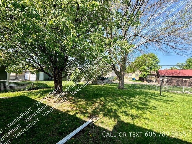 Building Photo - Updated 3 Bedroom 2 Bathroom!