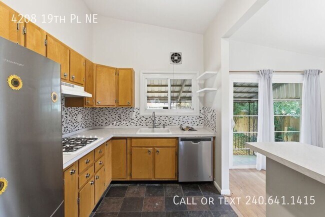 Building Photo - 4208 19th Pl NE
