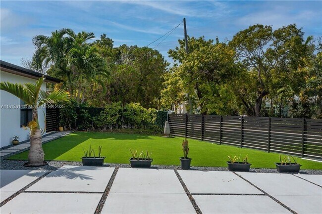 Building Photo - 1320 N Biscayne Point Rd