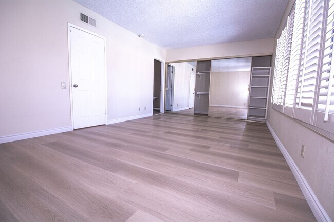 Building Photo - 848 W Huntington Dr