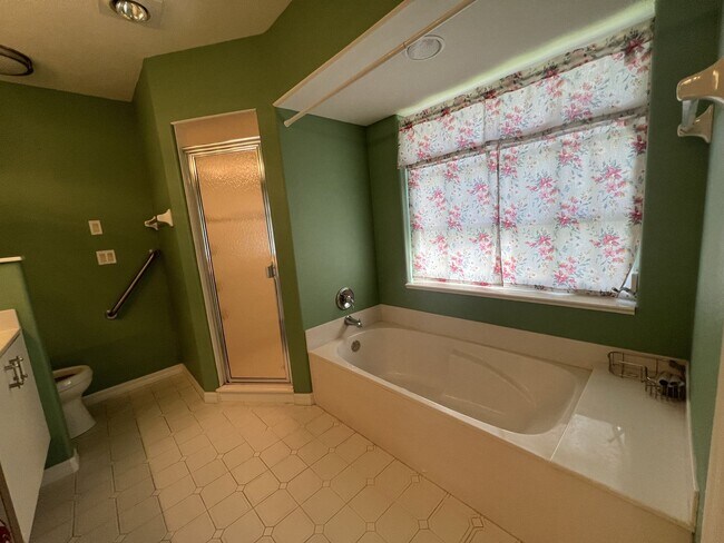 Building Photo - $2,095 ** AVAIL 9/1/25 ** LAKE SUZY ** 3 Bed / 2 Bath, Single Family Home with Lake View