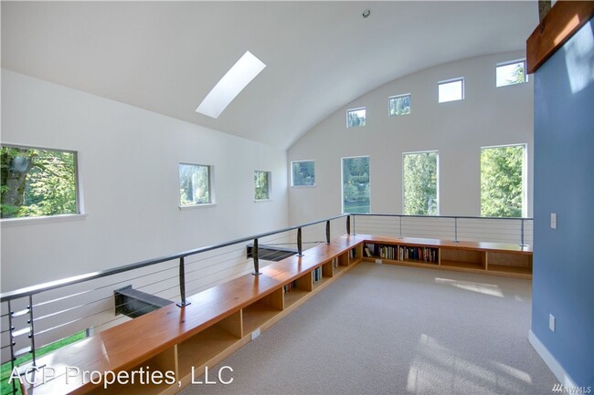 Building Photo - 4 br, 2 bath House - 931 W Lake Samish Dr.