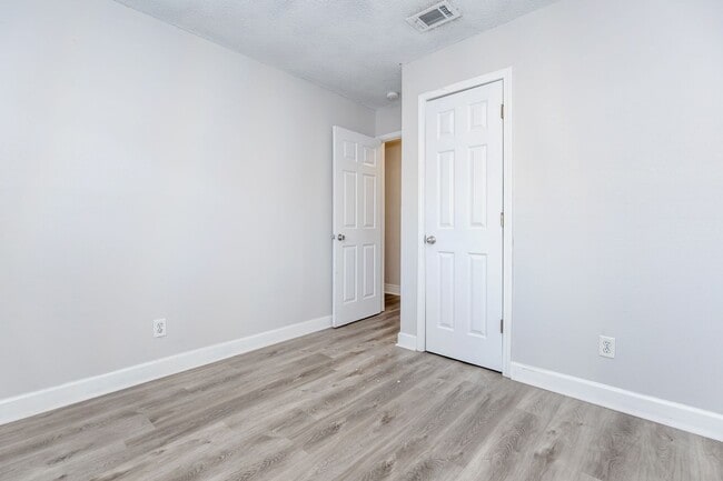 Building Photo - Cute Home with Fenced in back yard!