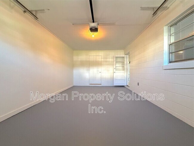 Building Photo - 1221 Poinsettia Ave