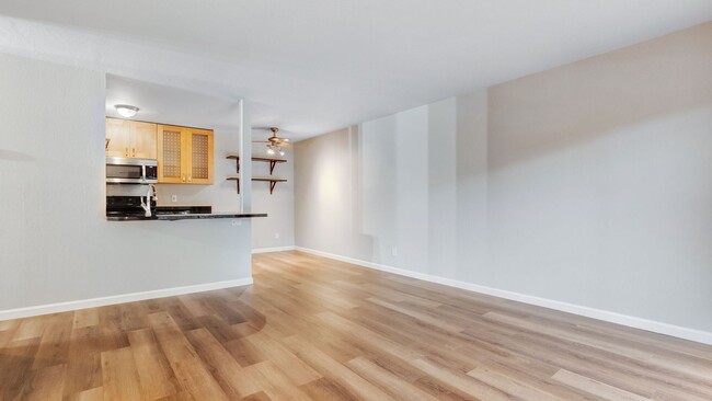 Building Photo - Beautiful Remodeled Adams Point Condo