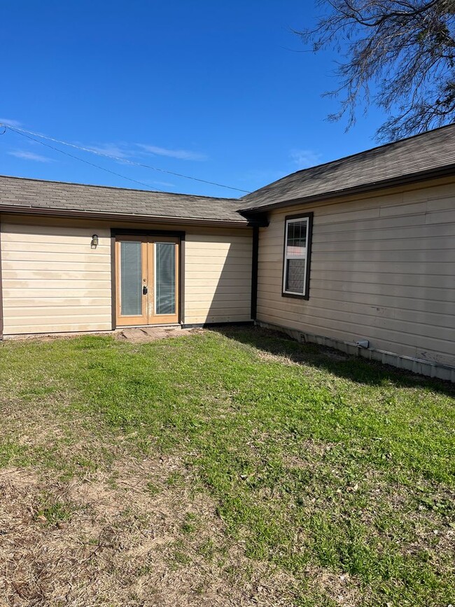 Building Photo - Historic neighborhood - 2/1 - Pets Welcome...