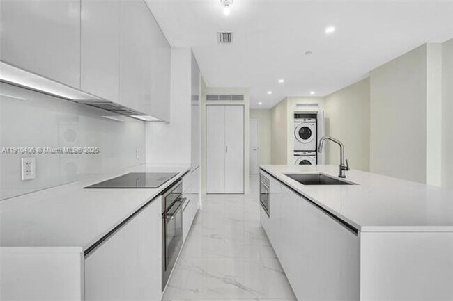 Building Photo - 700 NE 24th St