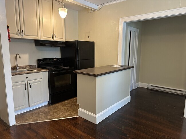 Building Photo - MOVE IN READY! Great Studio Apartment in Downtown Mooresville!