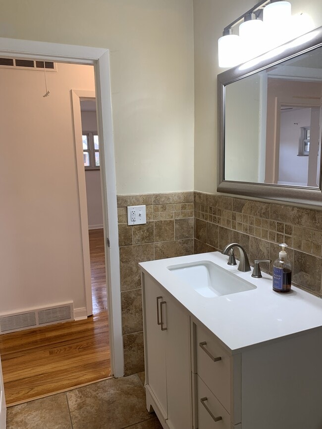 Building Photo - 5073 Grosse Pointe Ln