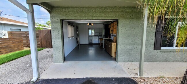 Building Photo - 949 W Royal Palm Rd