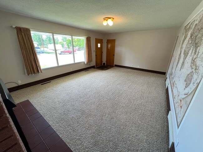 Building Photo - 429 E Pine St