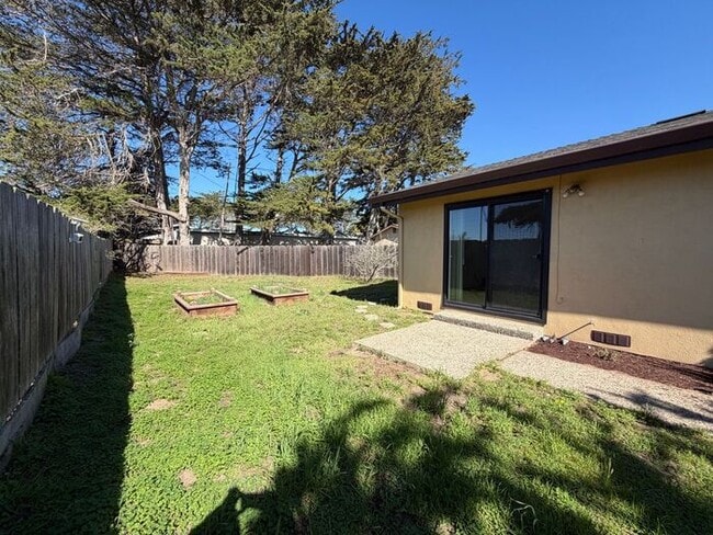 Building Photo - Lovely home in Marina available NOW!