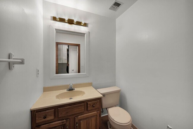 Building Photo - 2700 Queenswood Dr