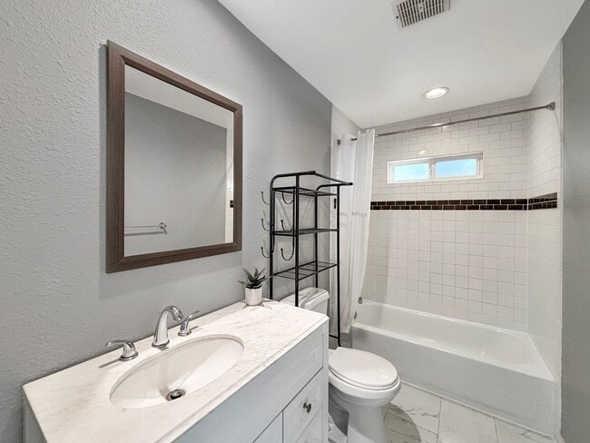 Building Photo - Charming 2BD/1BA Detached Condo in Univers...