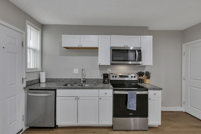 Building Photo - Modern 2BR Townhouse Walk to Downtown All Utilities Included