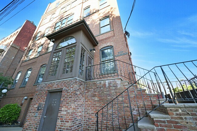 Building Photo - 1015 Grand St