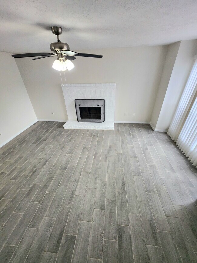 Building Photo - 10045 Emerald Creek Dr