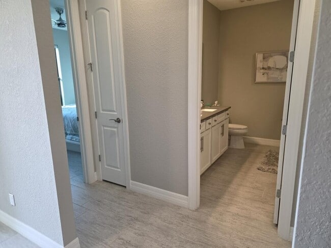 Building Photo - 527 SE Vallarta Dr