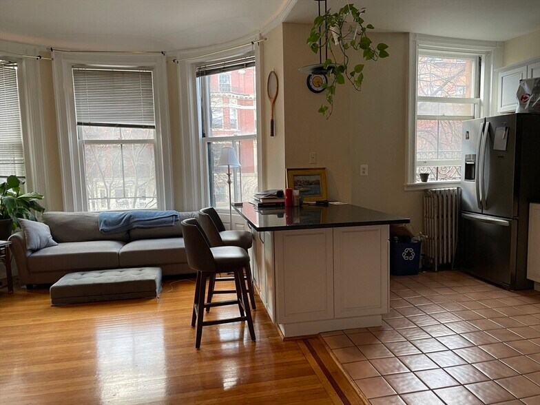 Building Photo - 335 Beacon St