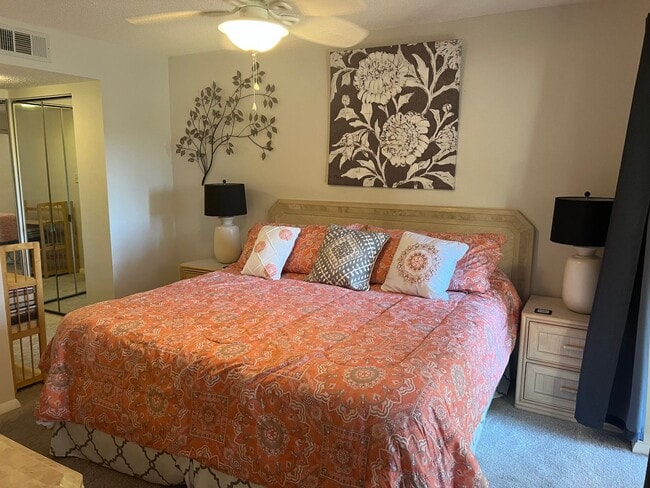 Building Photo - Seasonal Oaks IV 2/2 first floor condo