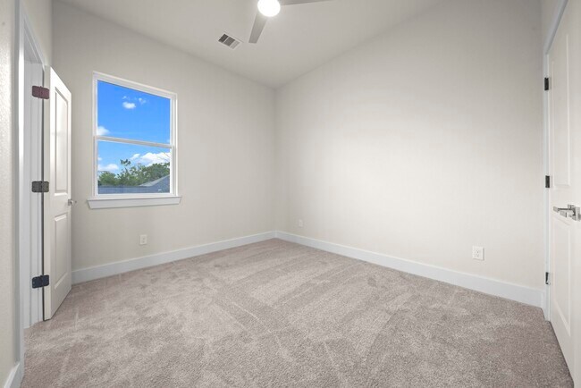 Building Photo - 4525 Davenport St